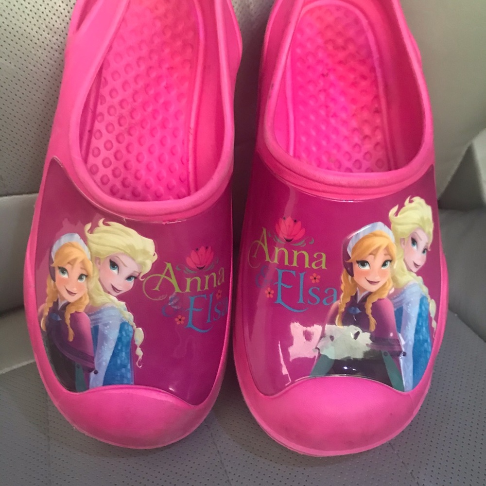 Frozen crocs girl shoes size 2/3